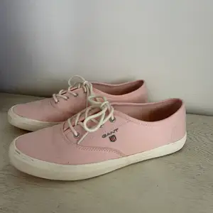 Säljer mina söta rosa skor från Gant. Har använt dom 1 gång vilket gör att dom Inte är super rena, därav priset. 