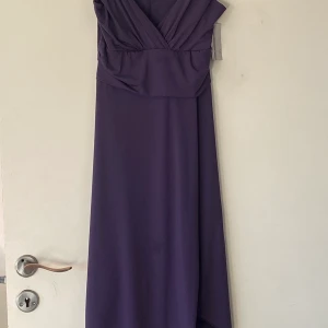 Finklänning . Stl M - Fin klänning storlek M . Köpte den i en boutique  skulle ha den på ett bröllop men valde något annat så den är endast provad . Kostade 459 kr i nypris . Säljer den nu för 170kr. Frakt tillkommer på 66kr med postnord   236kr sammanlagt . Tar gärna Swish . 