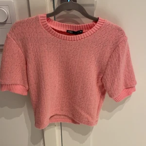 topp från zara - Säljer denna helt oanvända stickade topp från zara då det inte är min stil! Den är i storlek M men den passar mig som är en XS/S! Köparen står för frakt💕