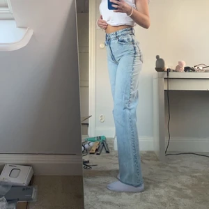 Ljusblåa jeans - Jätte snygga ljusblåa jeans ifrån zara, köpta för några månader sen men sparsamt använda och är i bra skick. De är dock klippta ungefär 4cm längst ner då de var alldeles för långa för mig innan. Jag är 165 ungefär och passar perfekt i längden på mig nu. Helt slutsålda på deras hemsida. 