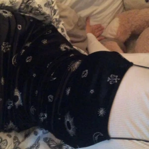 Astrolog klänning  - Säljer denna pga att den ej passar längre :( Så fin klänning med spaghetti ärmar. 