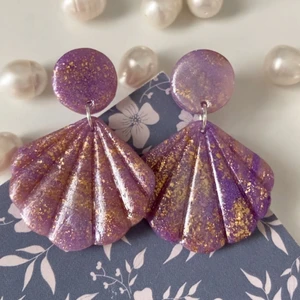 Örhängen  - Handgjorda örhängen av lera. Samfraktar. Kontakta för flera bilder eventuellt video. Storlek ca 5  cm Står ej för postens slarv Kontakta för nickelfri alternativ