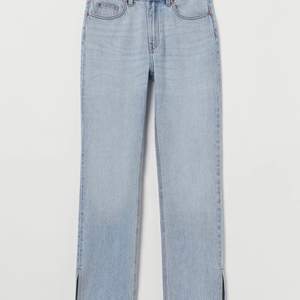Säljer dessa jeans ifrån hm i storlek 34! Använt ett fåtal gånger och säljer eftersom de inte kommer till användning för det är för små! Nypris är 349kr och jag säljer för 150kr