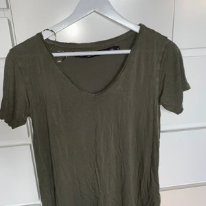 Röd och grön T-Shirt - Använt fåtal gånger. Bra skick. Gröna T-Shirten  V ringad 