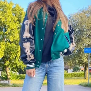 Varsity Jacka - Sparsamt använd och passar jättebra till våren och hösten!🥰 Storlek M, men sitter jättesnyggt lite oversized på mig som brukar ha S! Nypris: 1000kr