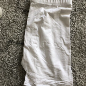 Biker shorts  - Ett par snygga vita och sköna biker shorts! Använd Max en gång! Strl M!
