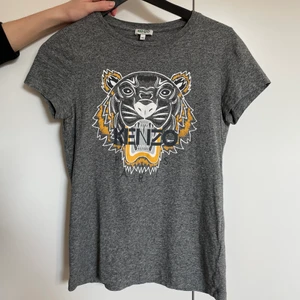 Tröja - Hej, säljer denna fina kenzo t-shirt i storlek XS. Endast använd ett fåtal gånger och i jättebra skick! 