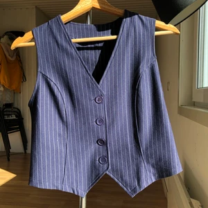 Väst bigruanruan - Väst från en instagrammärke i strl s som är för stor för mig. Märket verkar vara bigruanruan men kmr inte ihåg sidan jag köpte från. Köparen står för frakten