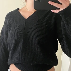 Stickad tröja - Svart stickad tröja från BikBok. 