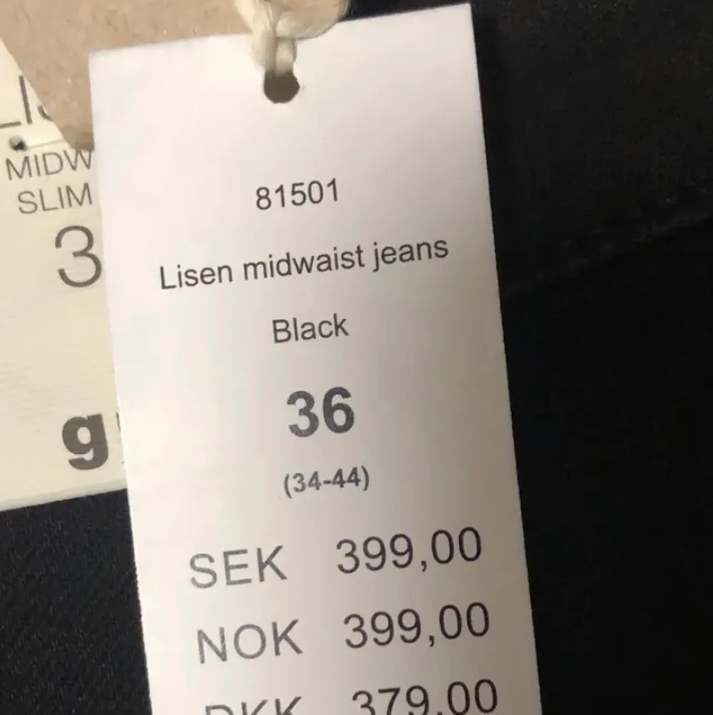 Fina svarta jeans men är inte min smak längre. Aldrig använda och lapparna sitter kvar. Pris kan diskuteras. 36 motsvarar S om jag har rätt. Jeans & Byxor.