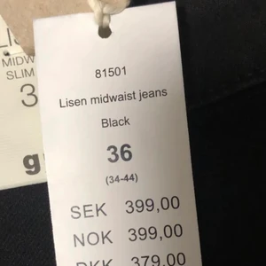 Jeans  - Fina svarta jeans men är inte min smak längre. Aldrig använda och lapparna sitter kvar. Pris kan diskuteras. 36 motsvarar S om jag har rätt