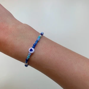 Pärlarmband  - Egengjort pärlarmband💙 armbandet är 17cm+4cm men går självklart att pnska egen längd. Frakt: 13kr men vid köp av 3 armband så bjuder jag på frakten😁