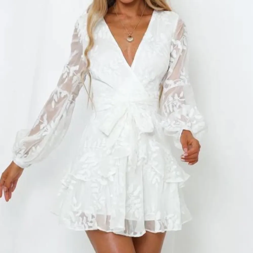 Jättefin vit klänning! Perfekt till student eller skolavslutning!🥂 Supersnygg i ryggen!! Säljer du den tyvärr är för liten🥺 Aldrig använd och har kapat kvar! Originalpris: 900 kr + frakt . Klänningar.