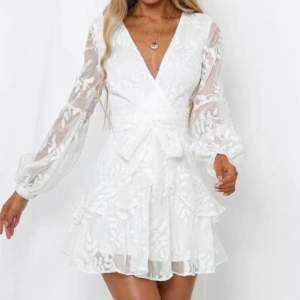 Jättefin vit klänning! Perfekt till student eller skolavslutning!🥂 Supersnygg i ryggen!! Säljer du den tyvärr är för liten🥺 Aldrig använd och har kapat kvar! Originalpris: 900 kr + frakt 