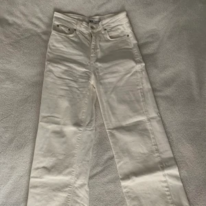 Vita jeans Zara - Vita jeans feån Zara med utsvängda ben