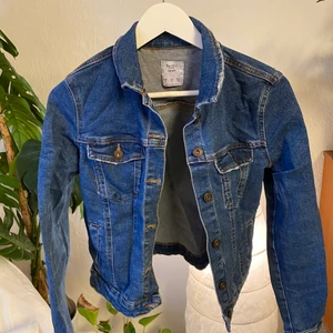 Jeansjacka  - Jeansjacka från Bershka, obetydligt använd. Väldigt skön. 