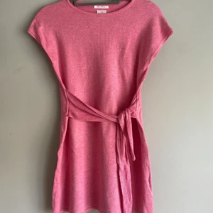 Rosa zara klänning - Säljer denna superfina klänning, perfekt nu till sommaren och så härlig färg! Man kan knyta den lite hur man vill, det är barnstorlek men passar även en XS:) knappt använd <3