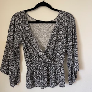 Blå blus - Superfin blå blus sparsamt använd men kommer inte till användning längre 