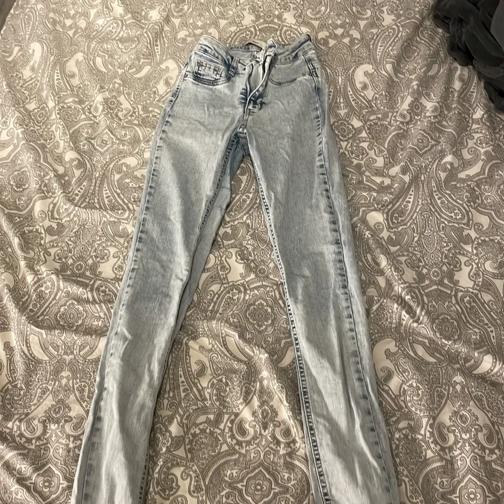 Molly jeans från Gina tricot i storlekar S. Bra skick. . Jeans & Byxor.