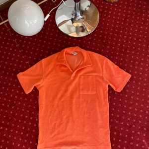Zara polo orange - Orange polo från zara, använd en gång