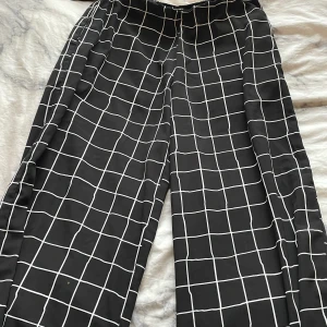 RUTIGA BYXOR - För små