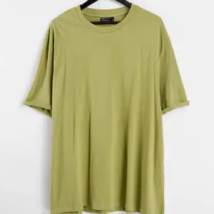 En fin vårig t-shirt med uppvikt ärm🥰 Använd ett fåtal gånger💕 Säljer pga att den inte används😕 tröjan är väldigt liten för sin storlek!!