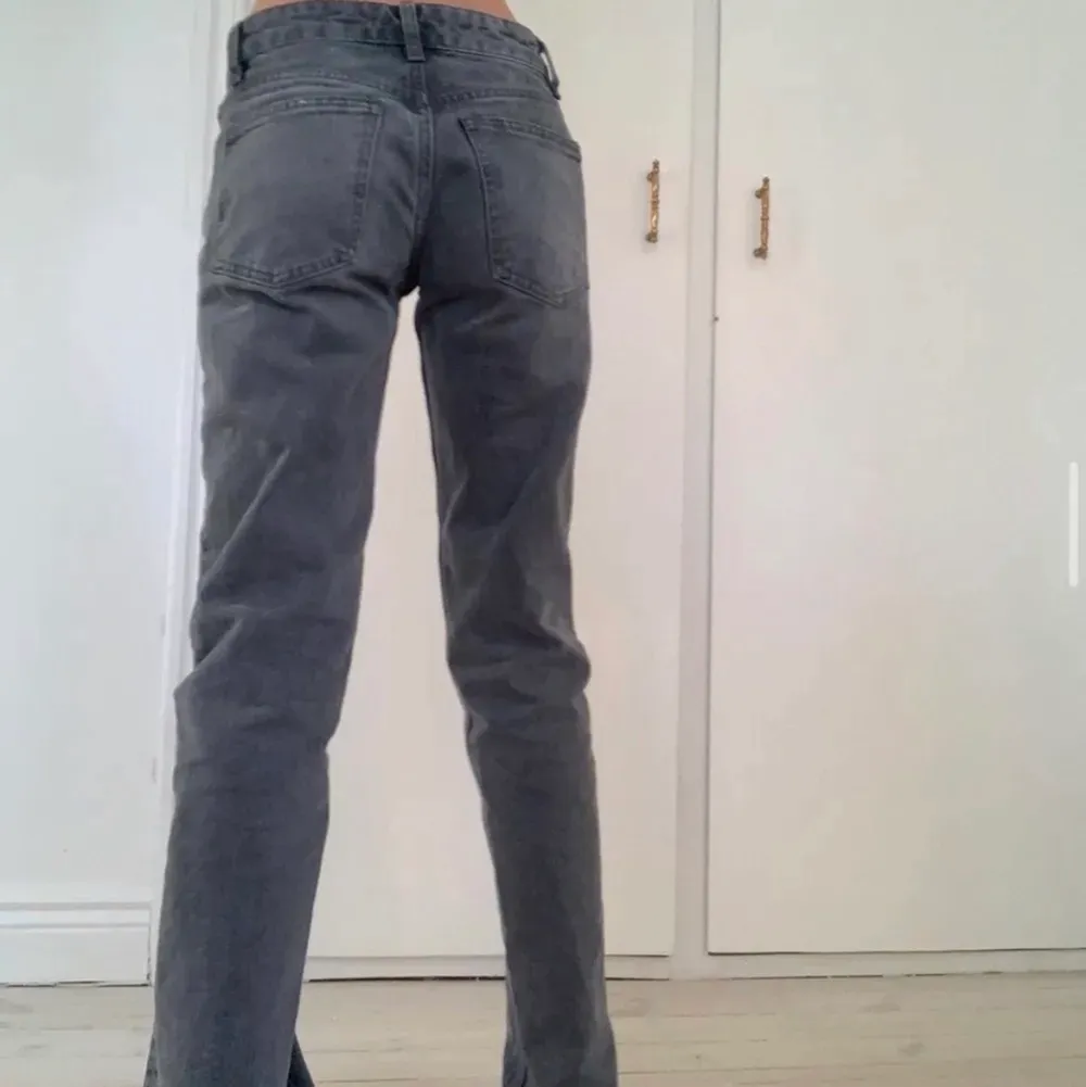 Super fina zara jeans som är helt slutsålda och eftertraktade! Super fina och passar perfekt på mig som är 163 och storlek 36/38. Jeans & Byxor.