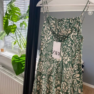 Klänning zara - Säljer denna supersnygga långklänning från zara med prislapp kvar! Världens finaste sommarklänning 💚