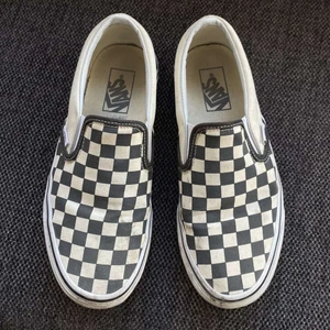 Rutig vans slip ons - Rutiga Vans slip on i storlek 39, fint skick. köparen står för frakt 💚