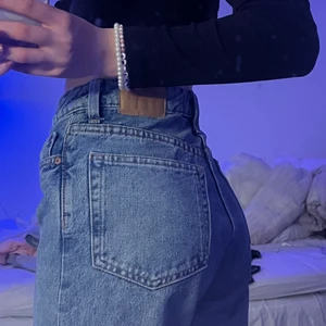 jeans - säljer dessa blåa jeans från Weekday, de är i bra skick och passar bra i längd för mig som är 158 skriv gärna till mig för mer information!!!❤️