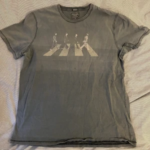 T-shirt med The Beatles-motiv - Köpt på A&F i Köpenhamn för fyra år sedan. Varsamt använd så i bra skick. Skulle säga att XXL är missvisande. Storleken är mer en M eller L.