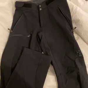 Haglöfs Byxor - Svarta haglöfs byxor  färg: svart Byxorna är i själva verket för ”män,” men de passar för dessutom kvinnor/tjejer. Nypris: 1300 kr