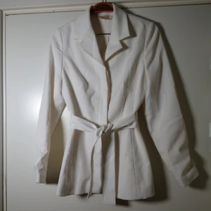 Vit jacka - Vit jacka som knyts i midjan🌱