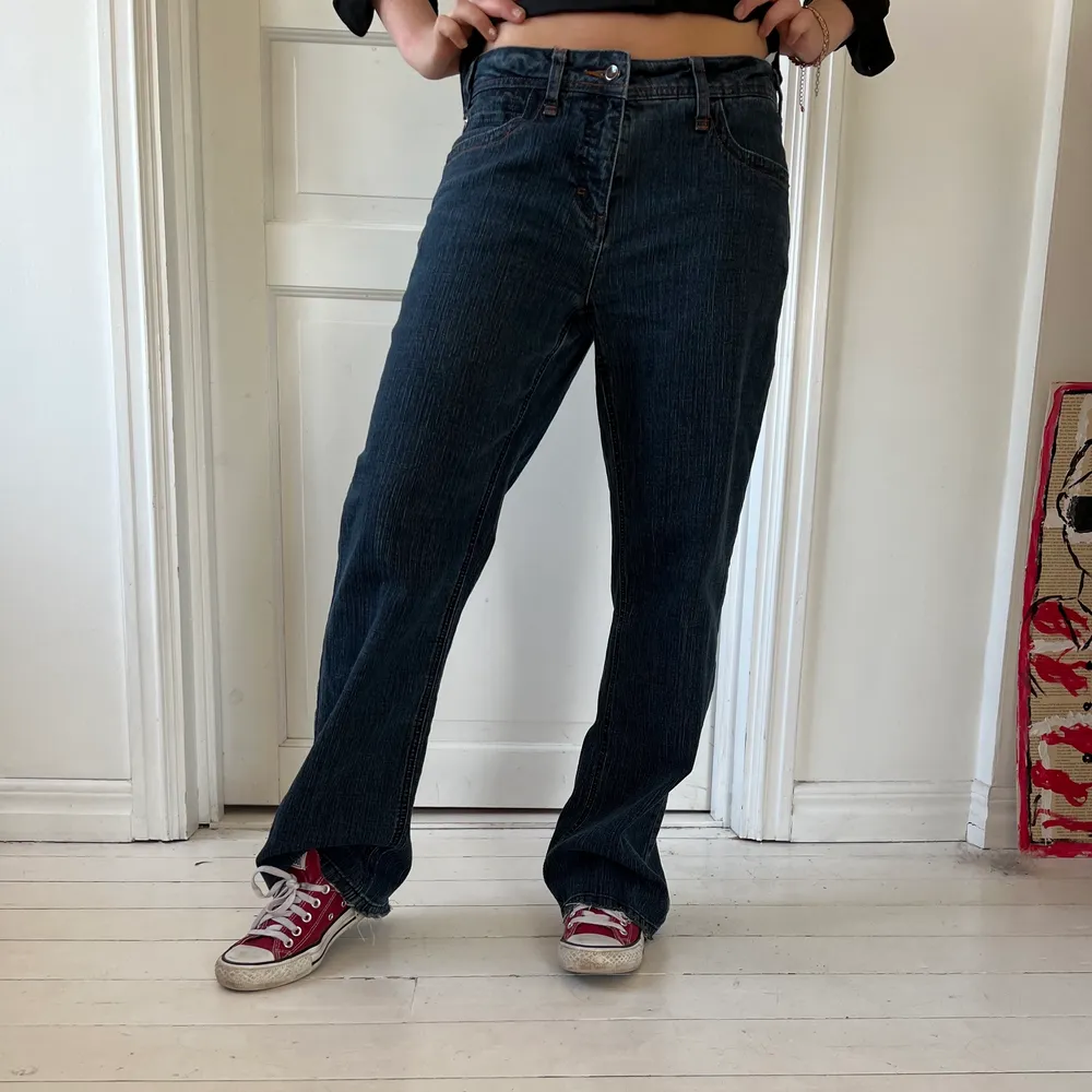 Vintage lågmidjade jeans från Cecil. Höft/midjestorleken är 31. Sitter baggy på mig som vanligtvis har storlek 29 i höftmått. Aldrig använda. Modellen är 165 cm. Skriv om du är intresserad💓. Jeans & Byxor.