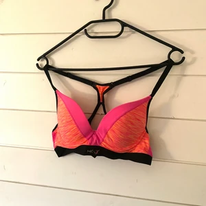 Sport BH - Snygg sport-bh, nytvättad och inte så mycket använd! Från Hunkemöller! Passar storlek 75 A-B