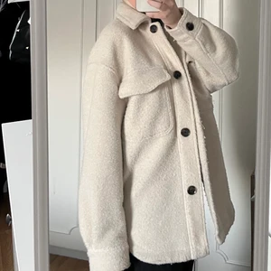 Beige teddyjacka  - Säljer min beiga Teddy jacka ifrån bershka, storlek xs/s. Bra skick, köparen står för eventuell fraktkostad