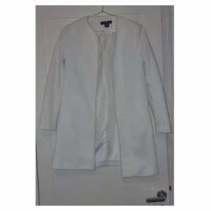 Vit jacka - Snygg vit jacka/kappa/trenchcoat 