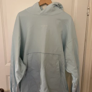 Acne hoodie - Lite slitet över texten annars bra skick 