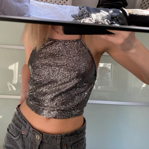 Fest topp - Glittrigt linne köpt på Monki i storleken S. Använd en gång. Öppen i ryggen!! Frakt tillkommer, snabb affär🤍