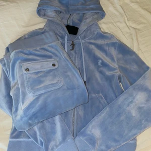 Juicy Couture  - Säljer mitt jätte fina Juicy Couture sett i blå då de inte kommer till användning. Storlek S