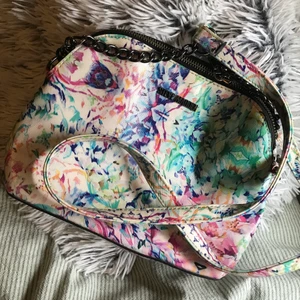 Steve madden väska - Jättefin i princip helt ny axelbands väska från Steve madden. Jättefin till vår och sommar! 