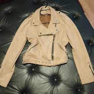 Biker jacka - Säljer min beiga mocka jacka i strl L passar 38 oxå då den är stretchig. endast provad. 200kr