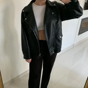 🖤 SKINNJACKA 🖤 - Skinnjacka i storlek S, passar även M beroende på önskad passform. Jättebra skick! Använd 1 höst. Köparen står för frakten🖤