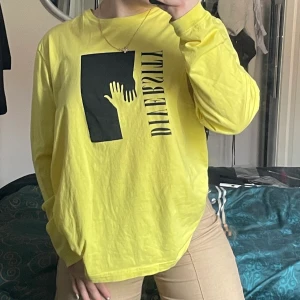 Oversized tröja - Tröja i storlek large (men passar oversized på mig som är oftast har small)🦋 tryck både fram och bak! Hör av er vid minsta intresse eller fundering💕💕