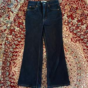Säljer dessa utsvängda jeans från zaraPassar perfekt till personer som är under 165cm! För mer detaljer skriv till mig :))