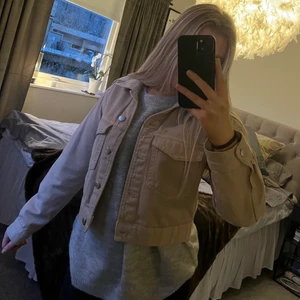 Gina tricot jeansjacka  - Säljer min beige jeansjacka från Gina tricot då jag inte använder den längre. Använd kanske 7 gånger. 💕💕