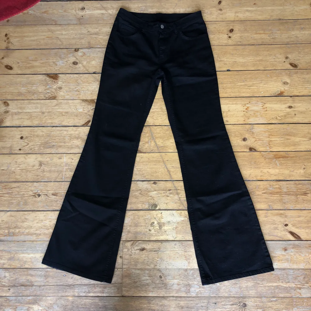 Svarta lågmidjade jeans köpta på Humana men använd få gånger. Har Inge tydliga defekter och sitter snyggt!!💗💗 Långa i benen i bootcut-modell💗. Jeans & Byxor.