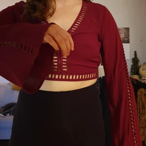 Croptop - Kort top med långa vida ärmar. Vinröd/röd. Midja 85, axel 44, ärm 64. Oanvänd