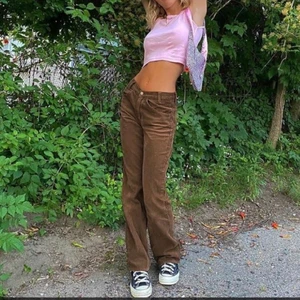 Brandy mellville byxor  - Säljer dessa superfina bruna manchester byxor från brandy melville. Gott skick, köptes för ca 1 år sedan och är använda kanske 10 ggr totalt. Skriv gärna vid intresse!❤️❤️