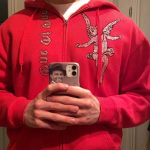 Säljer denna Röda One of One Rhinestone hoodie för jag inte använder den längre. Storleken är i Large. Jag är 182 cm och väger runt 80kg och L sitter bra på mig. Hoodien är i bra skick och har inte använt den så länge, dock finns det en liten svart fläck vid ärm mudden. 